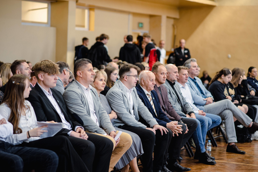 Zaproszeni goście podczas inauguracji Igrzysk Sportowych dla Dzieci i Młodzieży