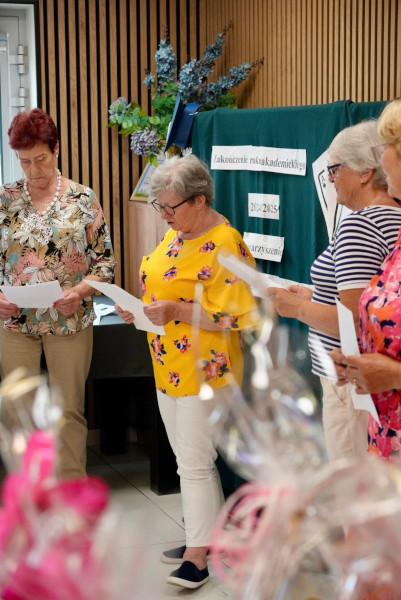 Występ seniorów podczas zakończenia roku akademickiego Stowarzyszenia Uniwersytet Trzeciego Wieku