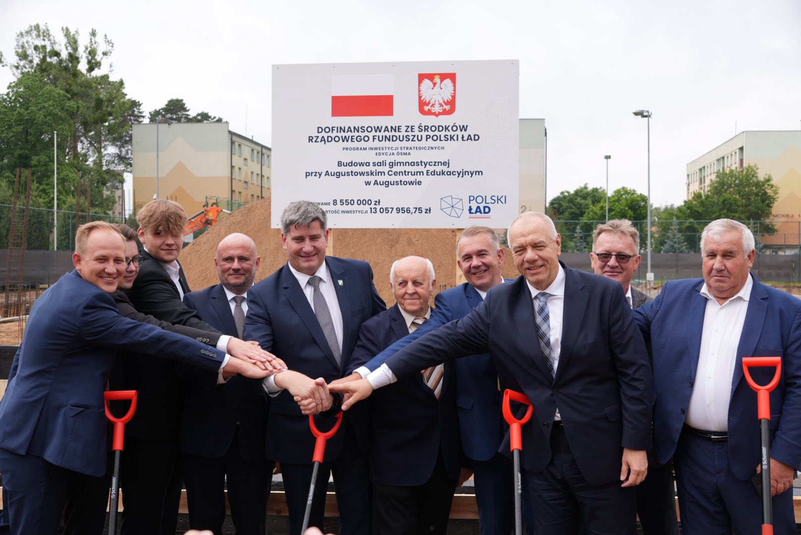 Zaproszeni goście podczas symbolicznego wbicia szpadla rozpoczynającego budowę sali gimnastycznej przy Augustowskim Centrum Edukacyjnym w Augustowie