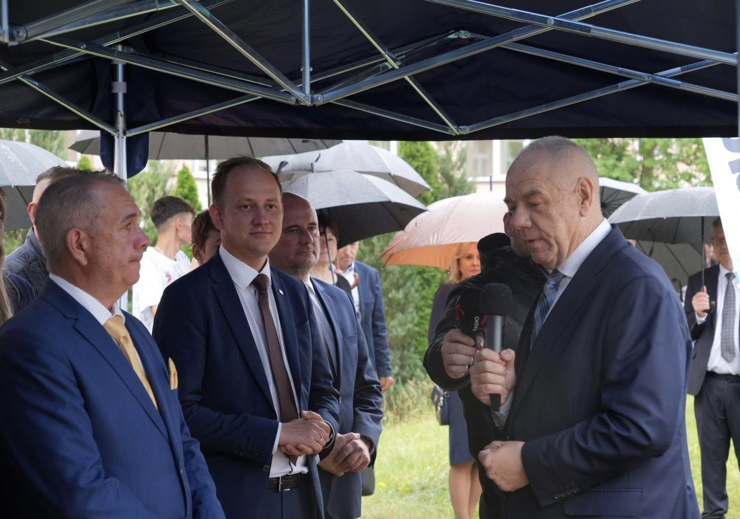Przemówienie Wicepremiera  Jacka Sasina podczas symbolicznego wbicia szpadla rozpoczynającego budowę sali gimnastycznej przy Augustowskim Centrum Edukacyjnym w Augustowie