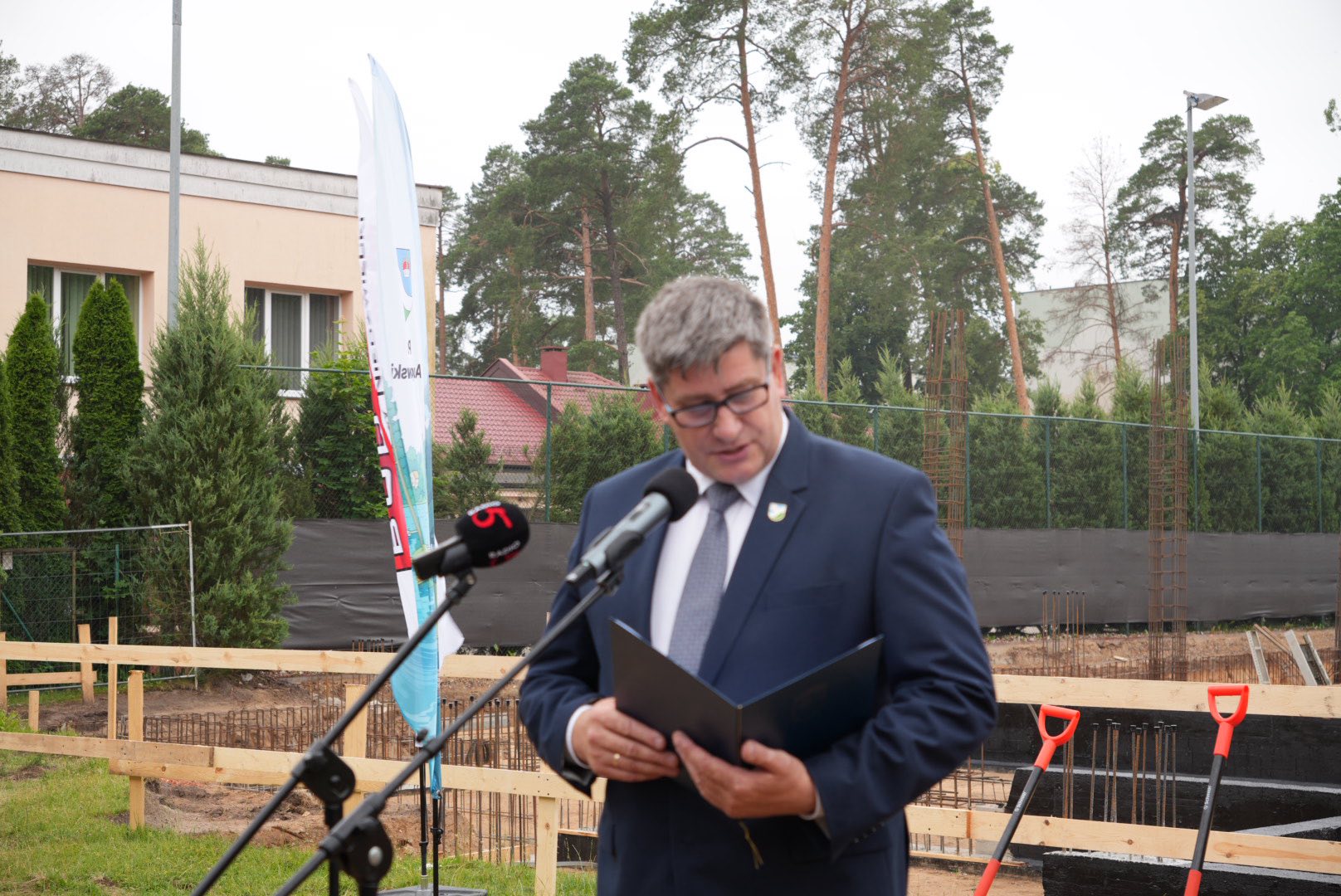 Przemówienie Starosty Augustowskiego  Piotra Rusieckiego podczas symbolicznego wbicia szpadla rozpoczynającego budowę sali gimnastycznej przy Augustowskim Centrum Edukacyjnym w Augustowie