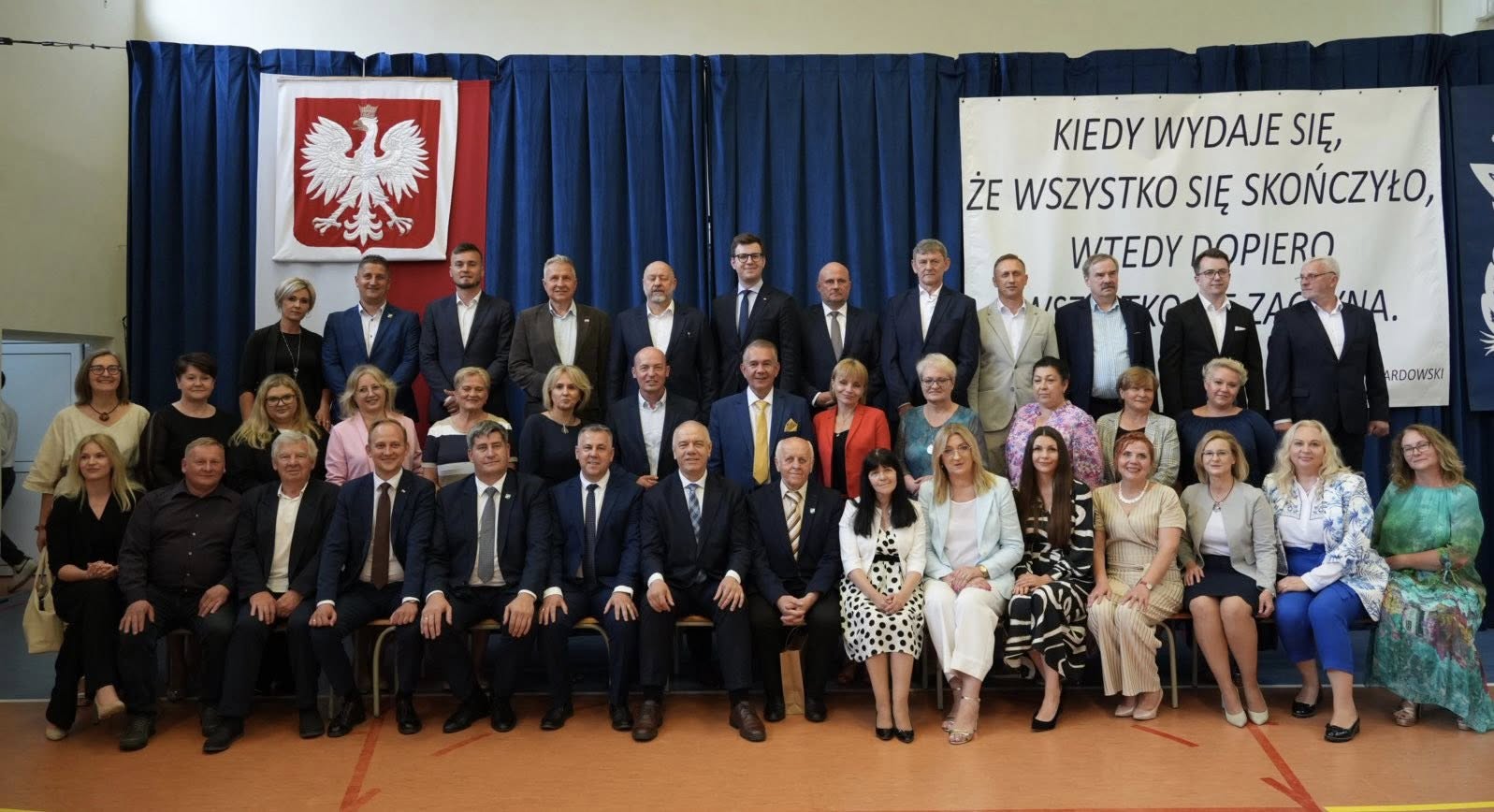 Zaproszeni goście i uczestnicy powiatowej uroczystości zakończenia roku w szkołach, dla których organem prowadzącym jest Powiat Augustowski.