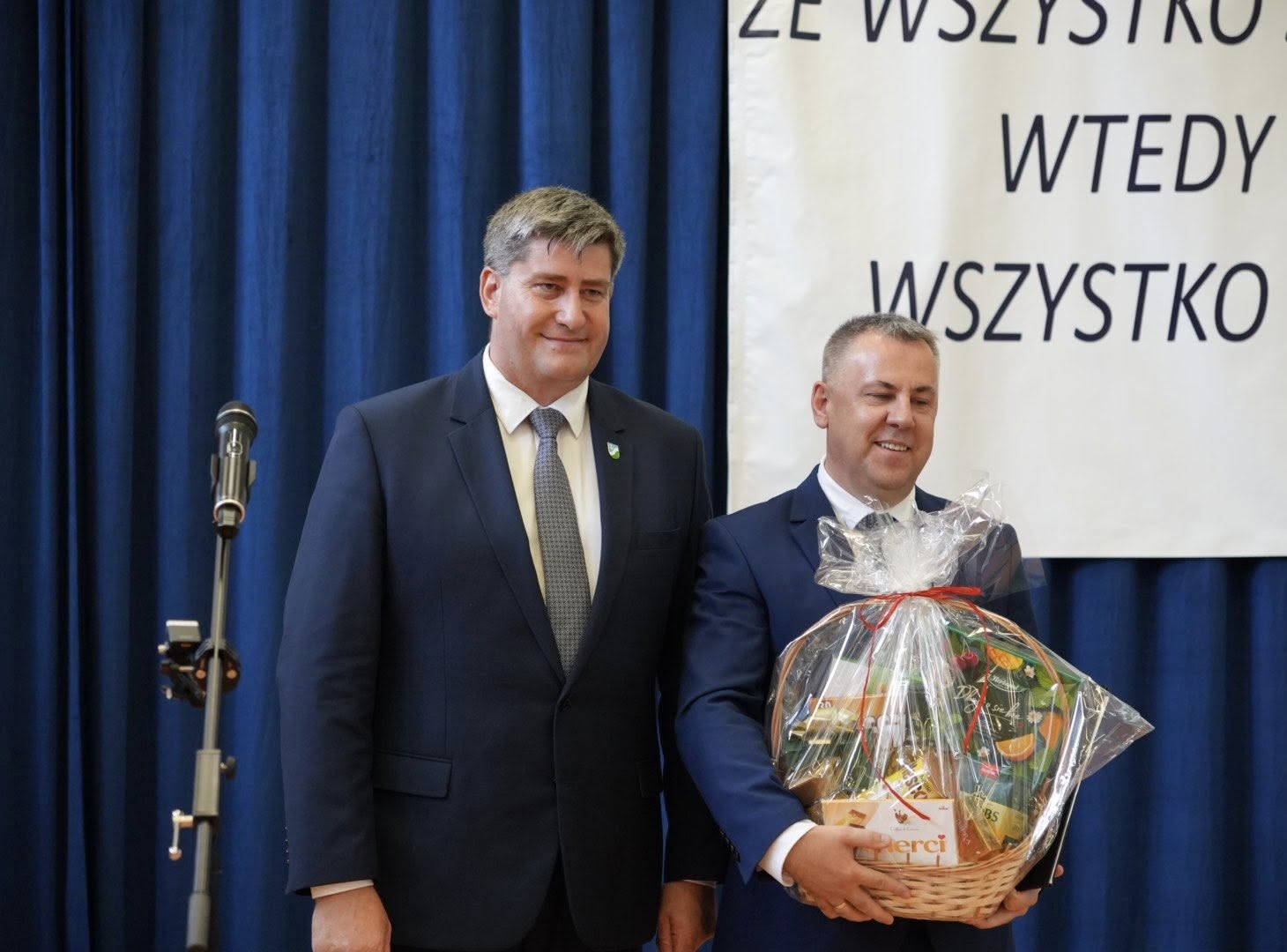 Starosta Augustowski Piotr Rusiecki i dyrektor Zespołu Szkół Technicznych im. gen. Ignacego Prądzyńskiego w Augustowie Maciej Oleksy podczas powiatowej uroczystości zakończenia roku w szkołach, dla których organem prowadzącym jest Powiat Augustowski.