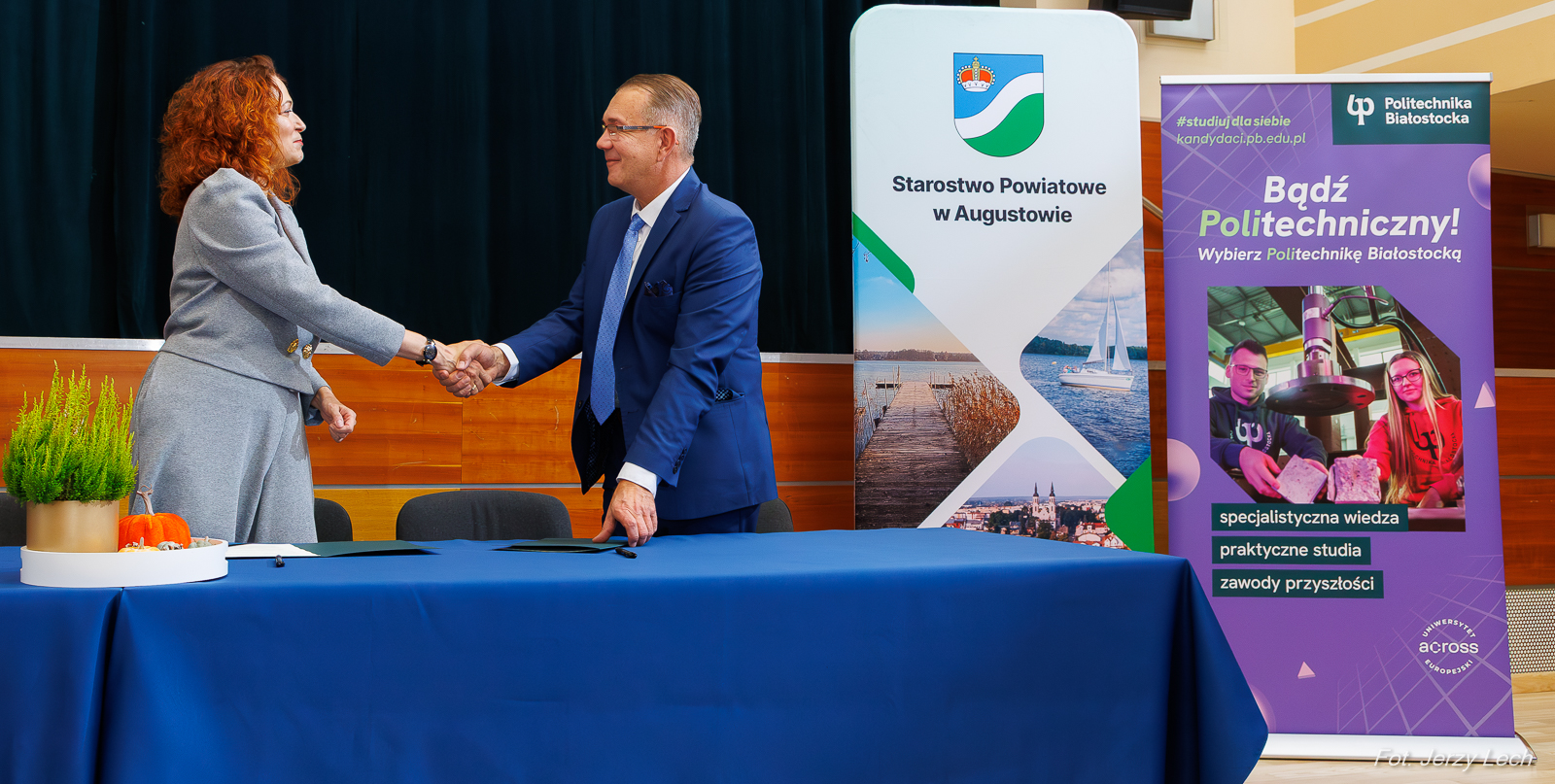 Uścisk dłoni po podpisaniu umowy przez Dyrektora ACE i JM Rektor Politechniki Białostockiej