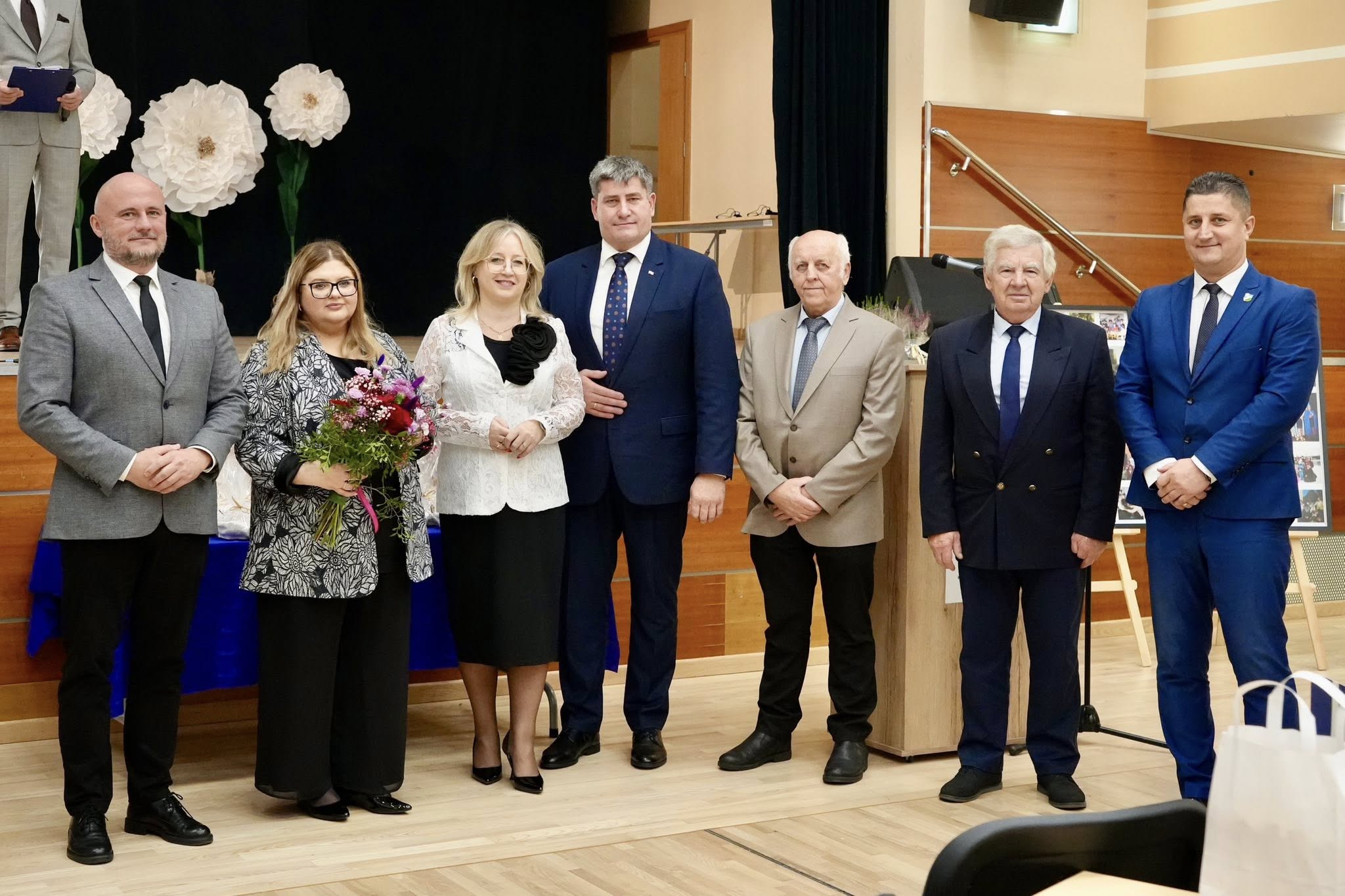 4-	Od lewej: Wicestarosta W. Szczudło, Dyrektor ZSS M. Adamowicz, Kierownik Wydziału Oświaty, Kultury i Sportu J. Stefanowska, Starosta P. Rusiecki, Radny Rady Powiatu M. Sobolewski, Członek Zarządu Powiatu W. Jedliński, Kierownik Wydziału Organizacyjno-Prawnego T. Choroszewski