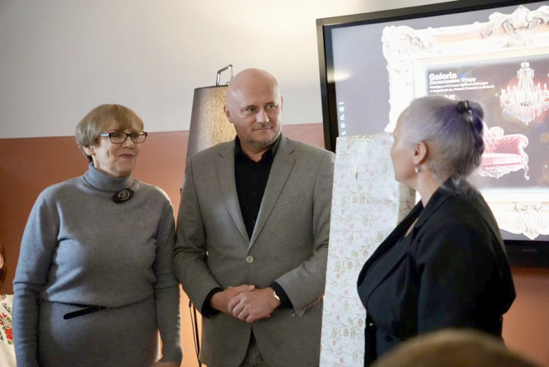 Wicestarosta przekazuje prezent podczas jubileuszu 20-lecia Galerii