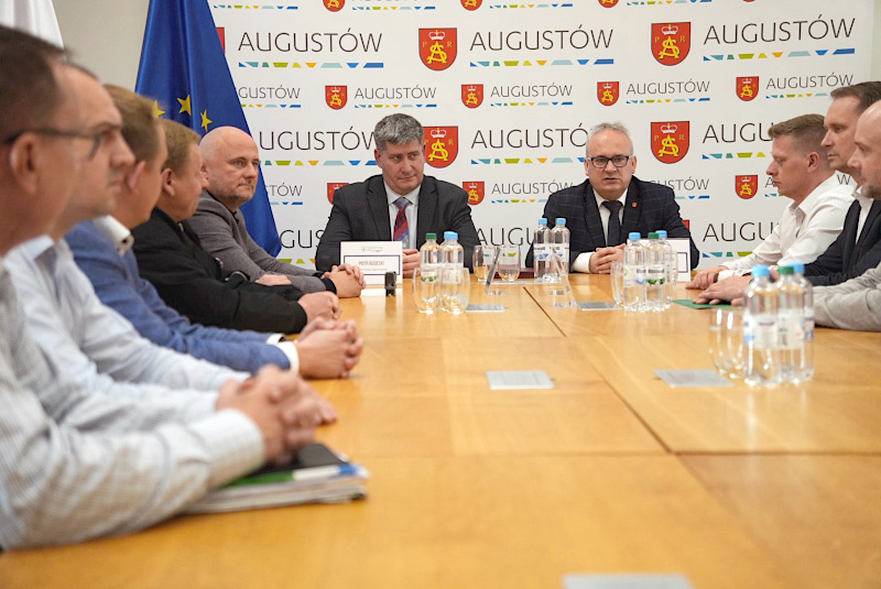 Spotkanie w Urzędzie Miejskim z przedstawicielami Powiatu Augustowskiego i Miasta Augustowa dot. podpisania umowy