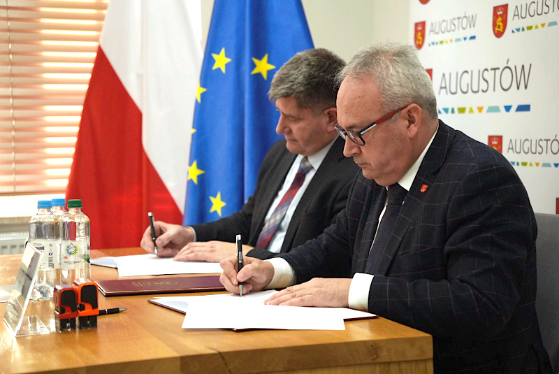 Podpisanie Umowy dot. modernizacji ulic przez Starostę P. Rusieckiego oraz Burmistrza M. Karolczuka