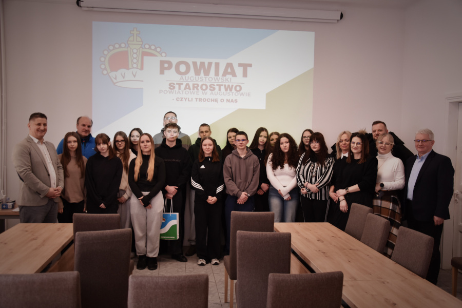 Wspólne zdjęcie jednej z klas II Liceum Ogólnokształcącego z pracownikami Starostwa Powiatowego w Augustowie