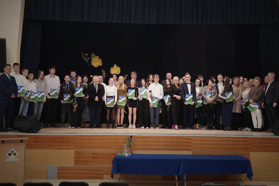 Zdjęcie grupowe stypendyst&oacute;w z Augustowskiego Centrum Edukacyjnego wraz z zaproszonymi gośćmi.