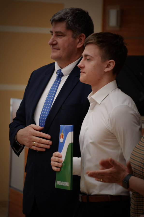 Starosta Piotr Rusiecki wraz z stypendystą ACE.