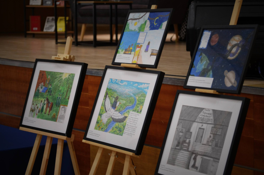 Prace konkursowe eksponowane na sztalugach.