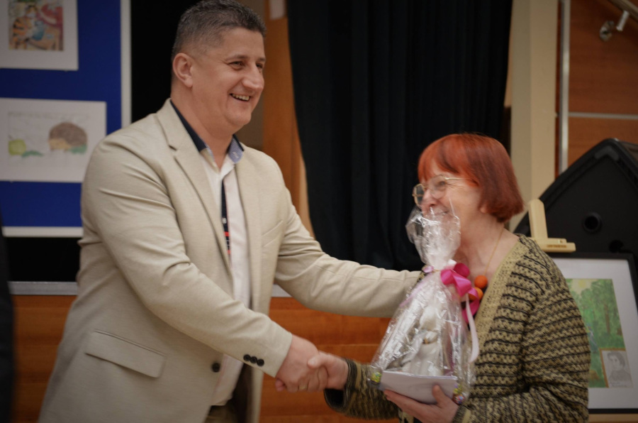 Tomasz Choroszewski wręcza podziękowanie za pracę w komisji konkursowej J&oacute;zefie Drozdowskiej.