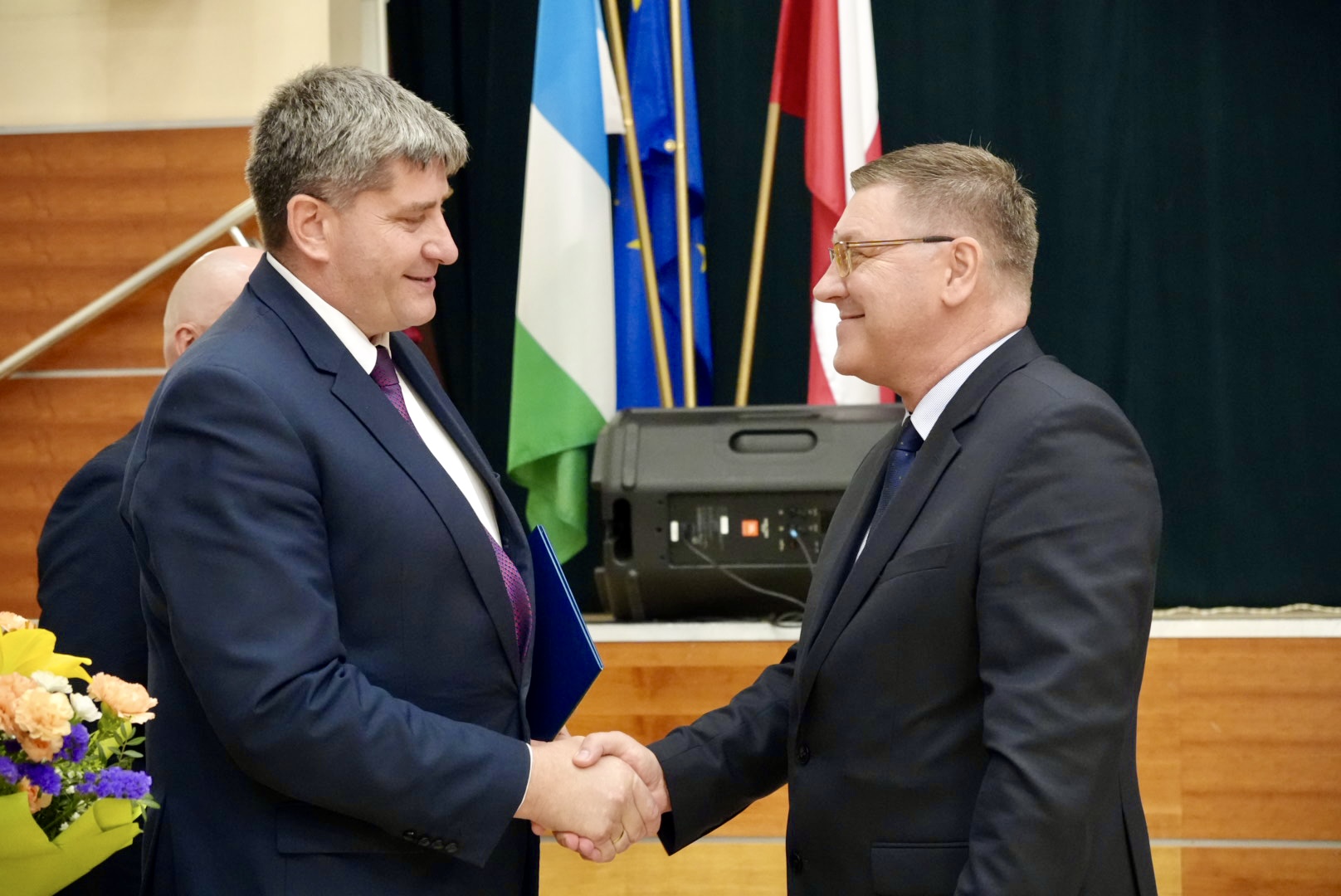 uscisk dłoni starosty oraz skarbnika