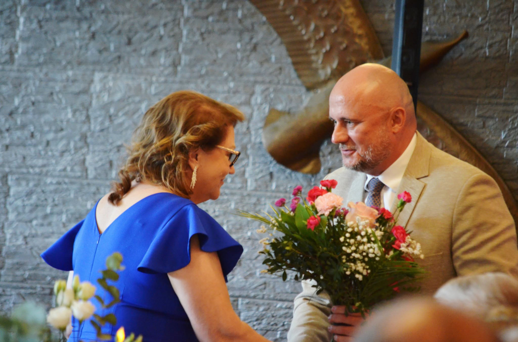 Wicestarosta Augustowski – Wojciech Jerzy Szczudło składa gratulacje i wręcza kwiaty dla Pani Prezes Zarządu ASS „Społem” – Krystyny Żdanuk